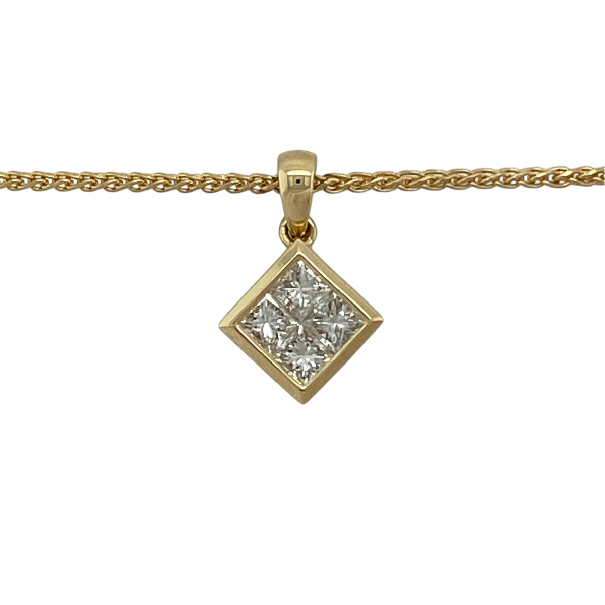 This pre-owned 18ct yellow gold princess cut diamond illusion-set pendant necklace is a striking design, featuring four diamonds arranged to create the appearance of a larger single stone.

Design: Featuring a square-shaped illusion setting with four princess cut diamonds positioned together, this pendant is finished in warm 9ct yellow gold and suspended from a 16-inch wheat chain.
Material: Made from 18-carat yellow gold.
