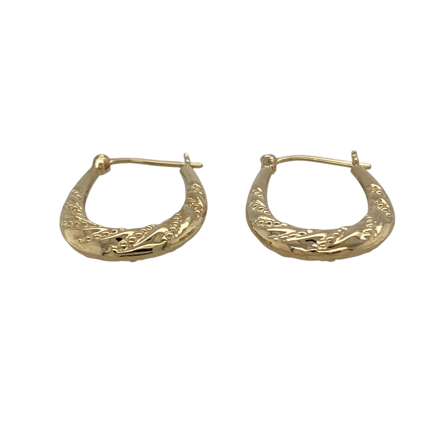 These pre-owned 9ct yellow gold patterned twisted oval creole earrings are a decorative design, featuring a combination of patterned and twisted detailing.

Design: Featuring an oval creole shape with patterned twisted detailing, these earrings have a decorative finish in warm 9ct yellow gold.
Material: Made from 9-carat yellow gold.
Earring Detail: Patterned twisted oval creole earring design.
Size & Weight: Total weight 1.50 grams.