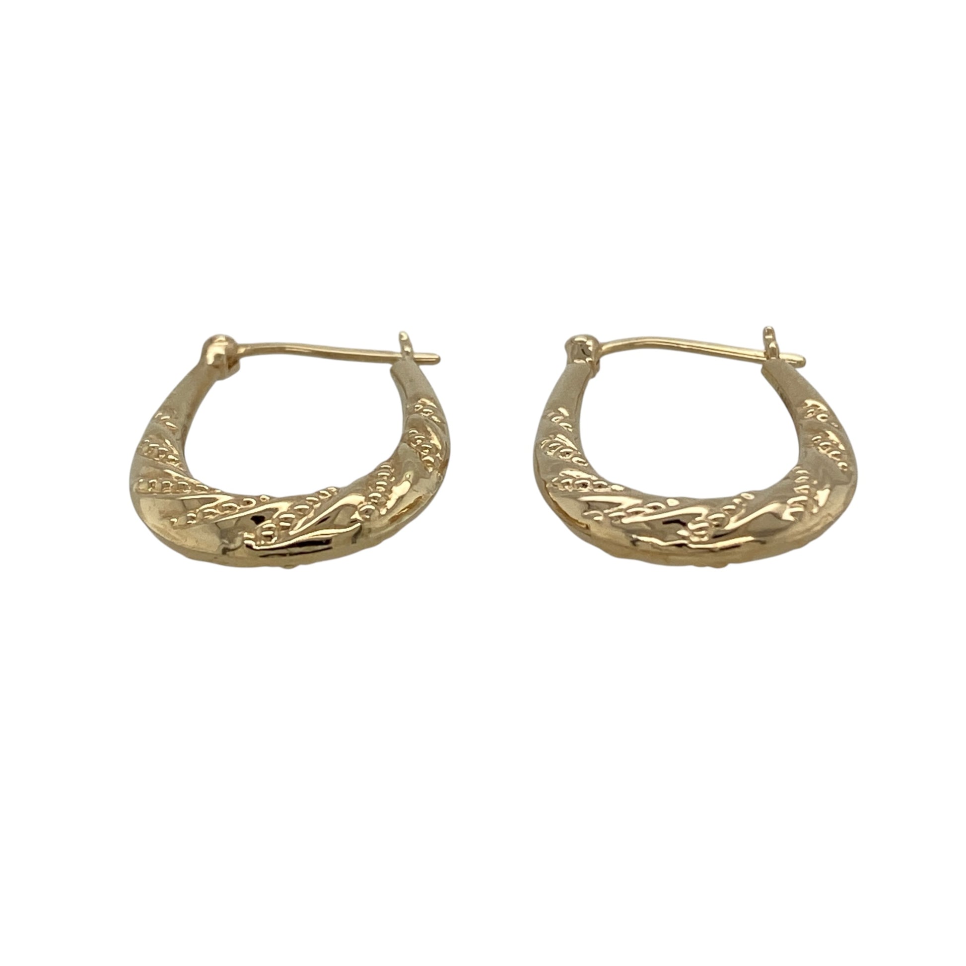 These pre-owned 9ct yellow gold patterned twisted oval creole earrings are a decorative design, featuring a combination of patterned and twisted detailing.

Design: Featuring an oval creole shape with patterned twisted detailing, these earrings have a decorative finish in warm 9ct yellow gold.
Material: Made from 9-carat yellow gold.
Earring Detail: Patterned twisted oval creole earring design.
Size & Weight: Total weight 1.50 grams.
