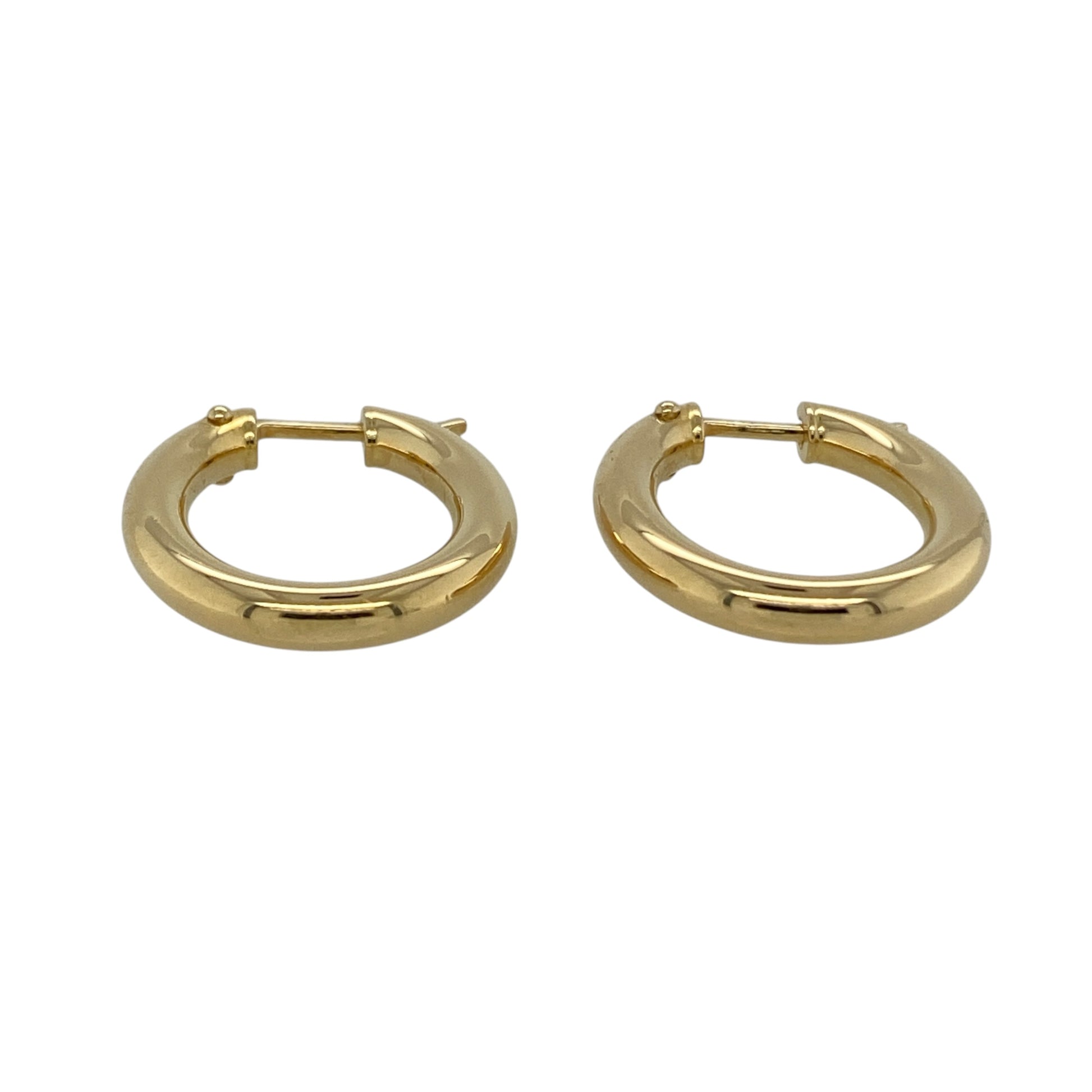 These pre-owned 18ct yellow gold oval creole earrings are a classic design, featuring a simple oval profile in warm yellow gold.

Design: Featuring a traditional oval creole shape, these earrings have a simple and timeless finish in warm 18ct yellow gold.
Material: Made from 18-carat yellow gold.
Earring Detail: Classic oval creole earring design.
Size & Weight: Total weight 2.50 grams.