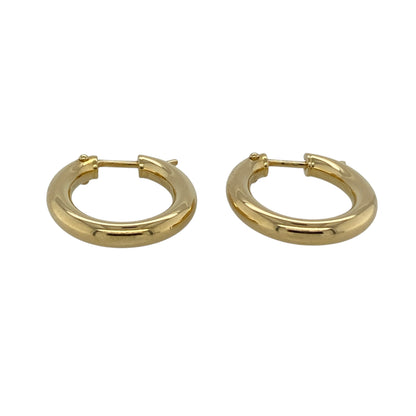 These pre-owned 18ct yellow gold oval creole earrings are a classic design, featuring a simple oval profile in warm yellow gold.

Design: Featuring a traditional oval creole shape, these earrings have a simple and timeless finish in warm 18ct yellow gold.
Material: Made from 18-carat yellow gold.
Earring Detail: Classic oval creole earring design.
Size & Weight: Total weight 2.50 grams.