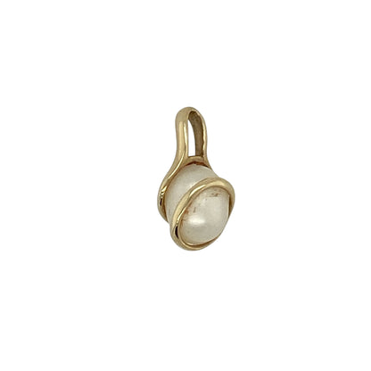 This pre-owned 9ct yellow gold pearl pendant is a classic design, featuring a single pearl complemented by the warm tone of yellow gold.

Design: Featuring a single pearl as the centrepiece, this pendant has a simple and timeless design finished in warm 9ct yellow gold.
Material: Made from 9-carat yellow gold.
Gemstone Detail: Pearl measuring approximately 8mm by 7mm.
Pendant Detail: Bail measures approximately 4mm by 2mm.
Size & Weight: Total weight 0.70 grams.