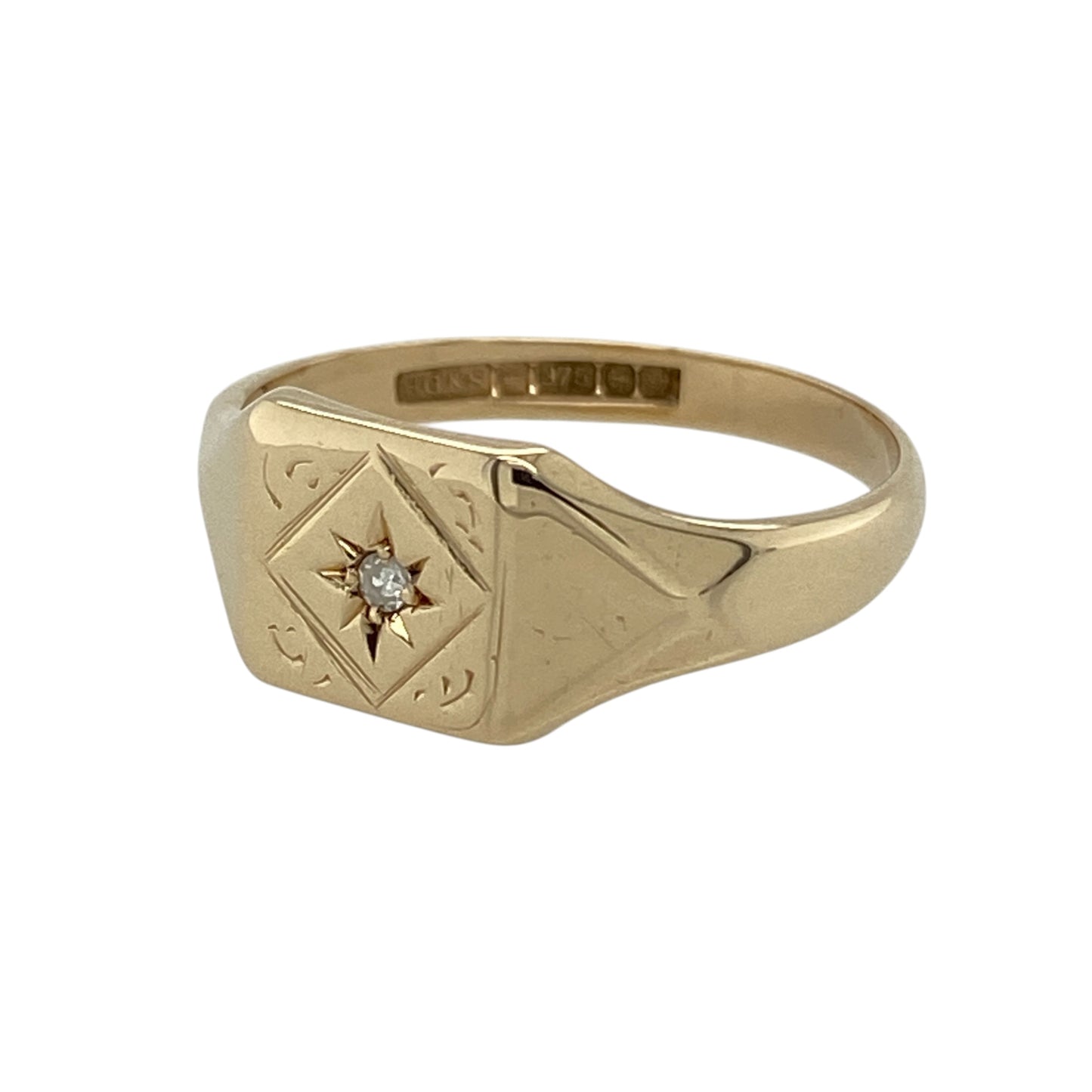 This pre-owned 9ct yellow gold diamond square signet ring is a classic design, featuring diamond detailing within a square-shaped front.

Design: Featuring a square signet face with diamond detailing, this ring has a classic profile finished in warm 9ct yellow gold.
Material: Made from 9-carat yellow gold.
Gemstone Detail: Set with diamond detailing.
Ring Detail: Square signet front measuring approximately 7mm high.
Size & Weight: Ring size L to M. Total weight 2 grams.