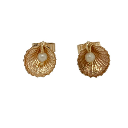These pre-owned 9ct yellow gold pearl shell stud earrings are a delicate sea-inspired design, featuring small pearls within decorative shell motifs.

Design: Featuring a shell-shaped stud design with pearl detailing, these earrings have a delicate sea-inspired finish in warm 9ct yellow gold.
Material: Made from 9-carat yellow gold.
Gemstone Detail: Pearls each measuring approximately 2mm in diameter.
Earring Detail: Pearl shell stud earring design.
Size & Weight: Total weight 0.70 grams.