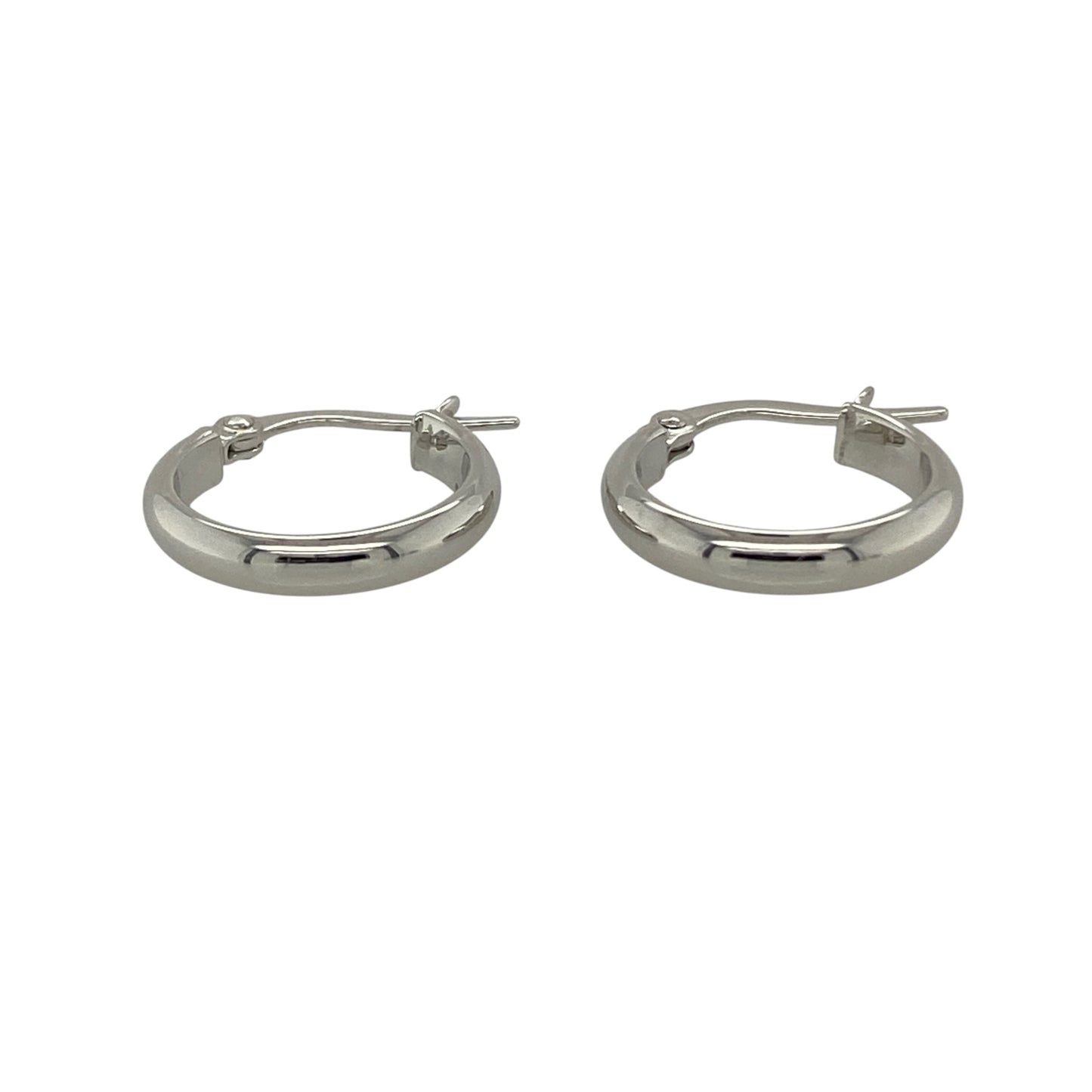 These pre-owned 9ct white gold plain small hoop creole earrings are a simple and classic design, ideal for everyday wear.

Design: Featuring a small plain hoop creole design, these earrings have a simple polished finish in 9ct white gold.
Material: Made from 9-carat white gold.
Earring Detail: Small plain hoop creole earring design.
Size & Weight: Total weight 0.70 grams.

A classic pair of pre-owned 9ct white gold small hoop creole earrings, perfect for everyday wear or adding to any jewellery collection.