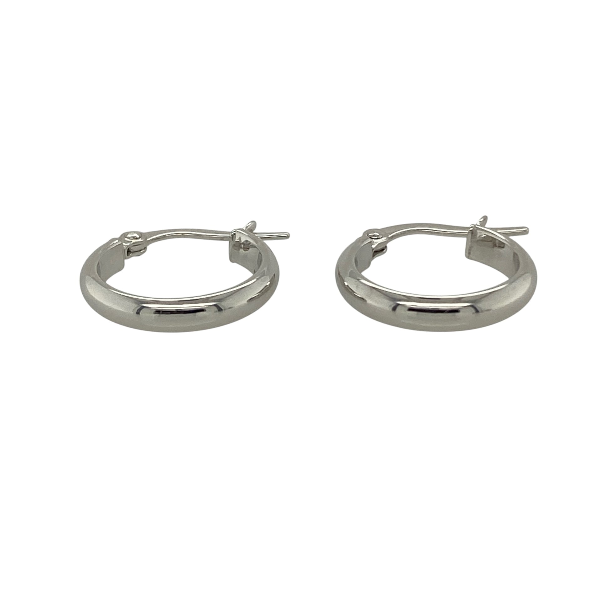 These pre-owned 9ct white gold plain small hoop creole earrings are a simple and classic design, ideal for everyday wear.

Design: Featuring a small plain hoop creole design, these earrings have a simple polished finish in 9ct white gold.
Material: Made from 9-carat white gold.
Earring Detail: Small plain hoop creole earring design.
Size & Weight: Total weight 0.70 grams.

A classic pair of pre-owned 9ct white gold small hoop creole earrings, perfect for everyday wear or adding to any jewellery collection.