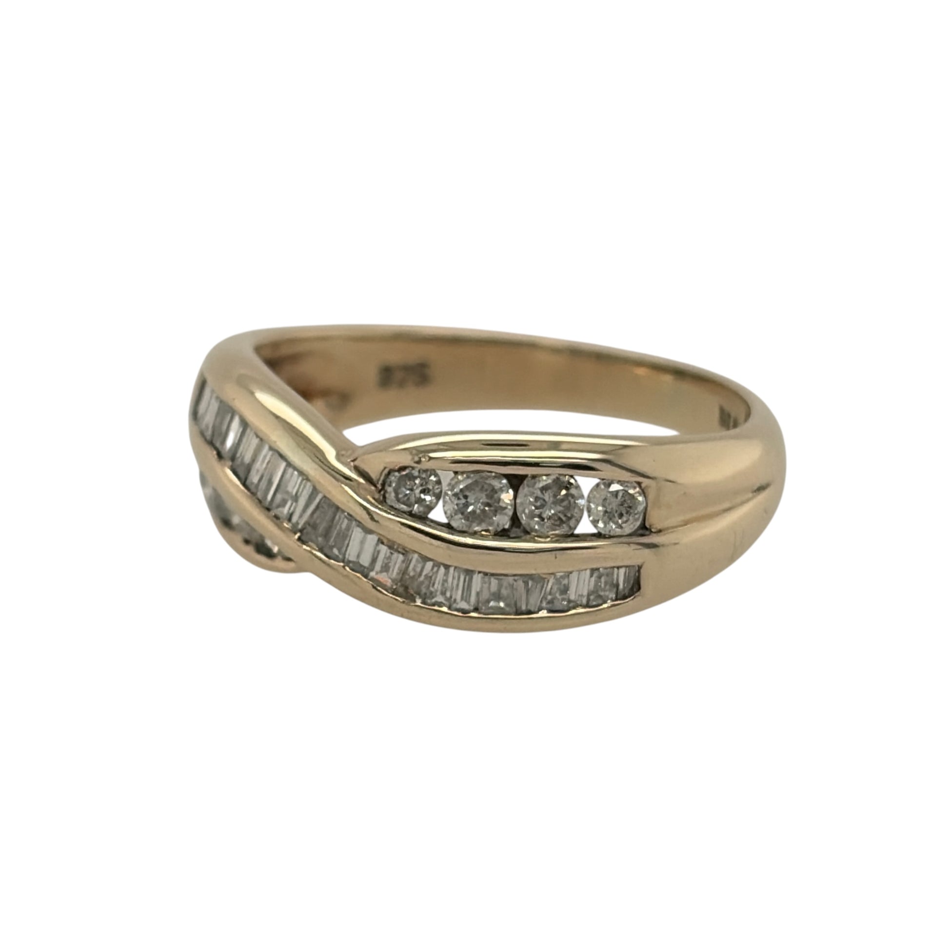 This pre-owned 9ct yellow gold diamond crossover band ring is a distinctive design, featuring a combination of baguette and brilliant cut diamonds.

Design: Featuring a crossover band design set with baguette and brilliant cut diamonds, this ring has a decorative profile finished in warm 9ct yellow gold.
Material: Made from 9-carat yellow gold.
Gemstone Detail: Set with baguette and brilliant cut diamonds, with approximately 0.61ct of diamond content in total.