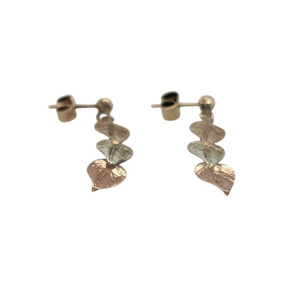 These pre-owned 9ct yellow, white and rose gold leaf drop earrings are a distinctive three-tone design, featuring decorative leaf-shaped drops.

Design: Featuring a leaf-shaped drop design in three contrasting gold tones, these earrings combine yellow, white and rose gold for a decorative finish.
Material: Made from 9-carat yellow, white and rose gold.
Earring Detail: Three-tone leaf drop earring design.
Size & Weight: Total weight 1.20 grams.
