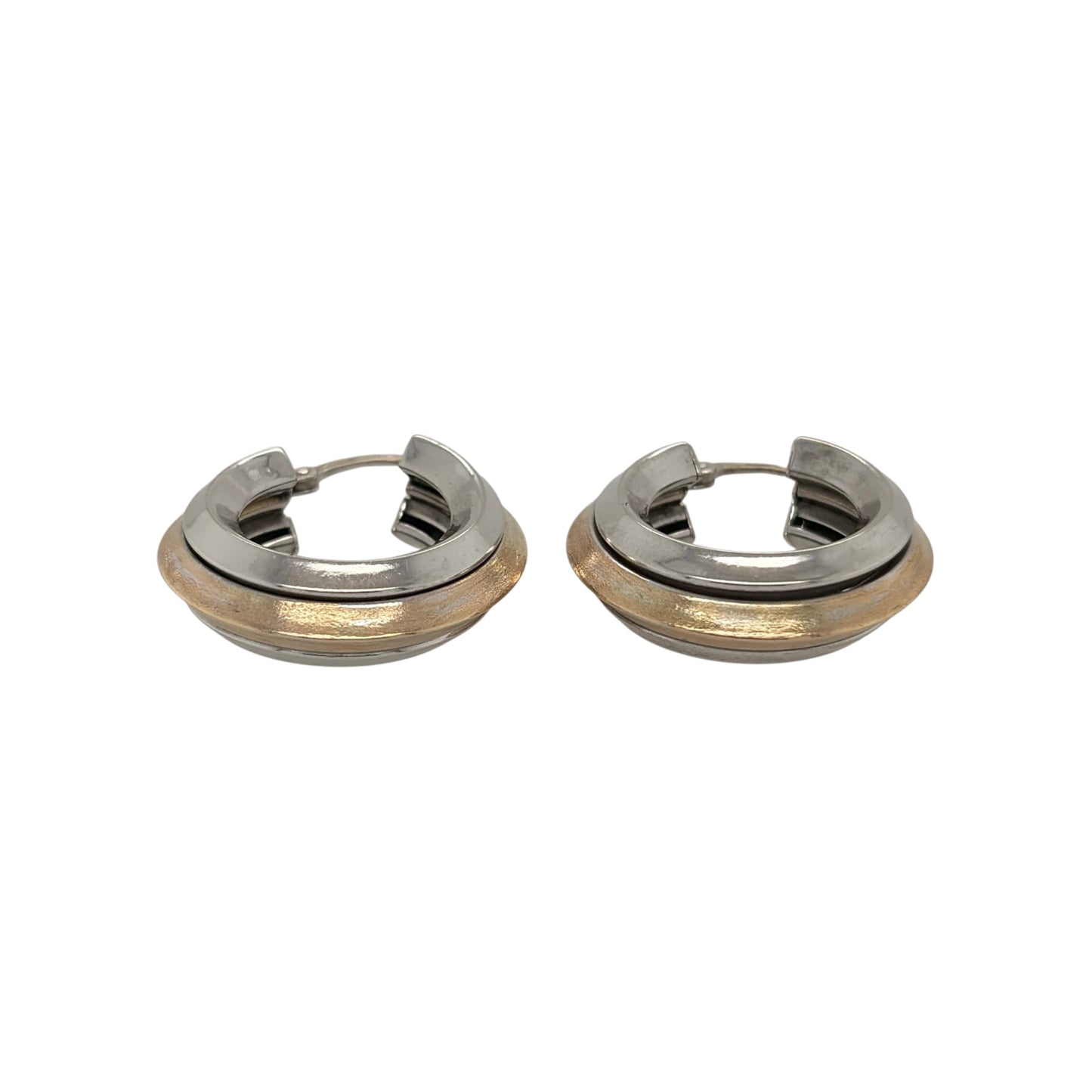 These pre-owned 9ct yellow and white gold brushed effect wide striped creole earrings are a distinctive two-tone design, featuring contrasting striped detailing.

Design: Featuring a wide creole shape with a brushed effect and striped detailing, these earrings combine yellow and white gold for a contrasting two-tone finish.
Material: Made from 9-carat yellow and white gold.
Earring Detail: Wide striped creole design with a brushed effect finish.
Size & Weight: Total weight 5.10 grams.