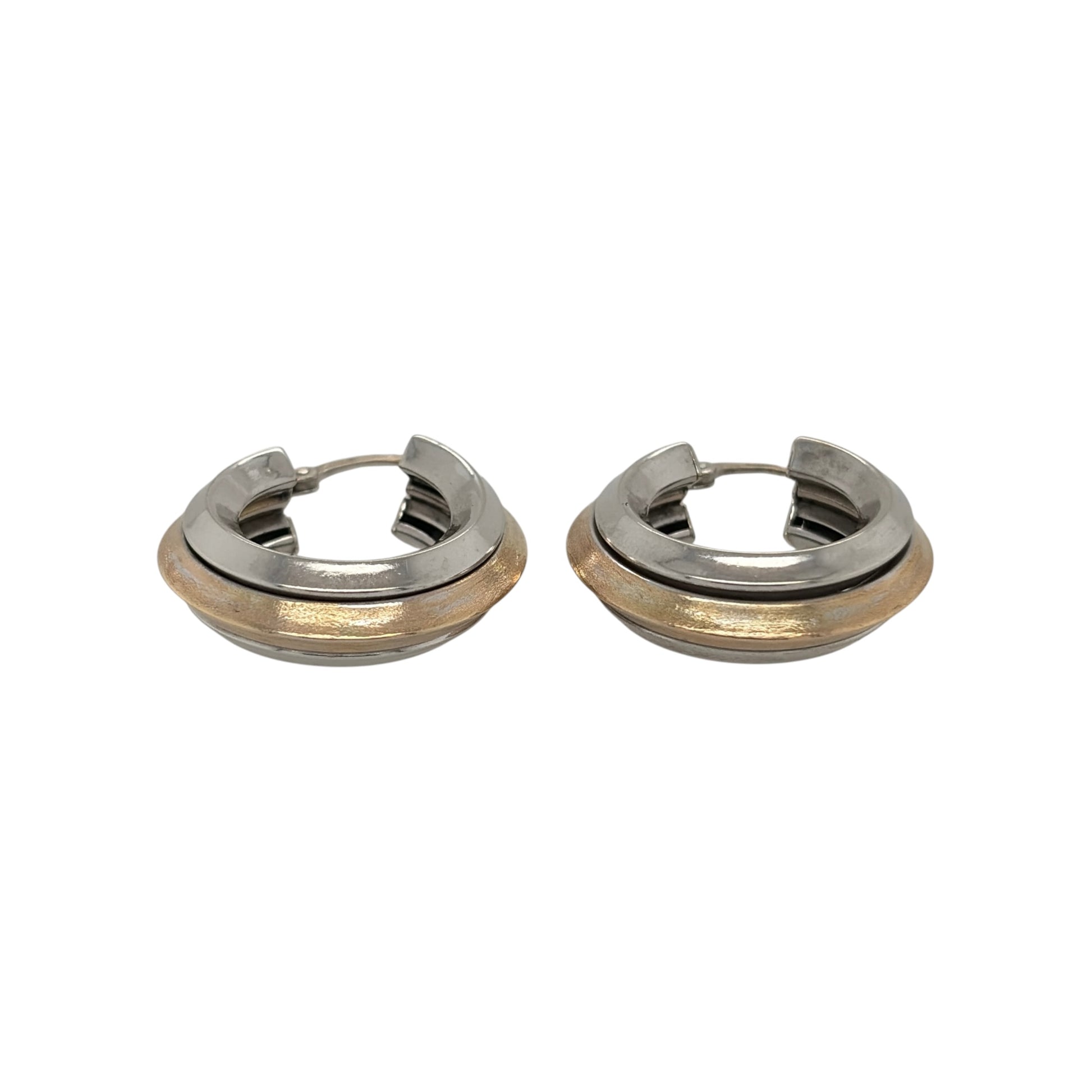 These pre-owned 9ct yellow and white gold brushed effect wide striped creole earrings are a distinctive two-tone design, featuring contrasting striped detailing.

Design: Featuring a wide creole shape with a brushed effect and striped detailing, these earrings combine yellow and white gold for a contrasting two-tone finish.
Material: Made from 9-carat yellow and white gold.
Earring Detail: Wide striped creole design with a brushed effect finish.
Size & Weight: Total weight 5.10 grams.