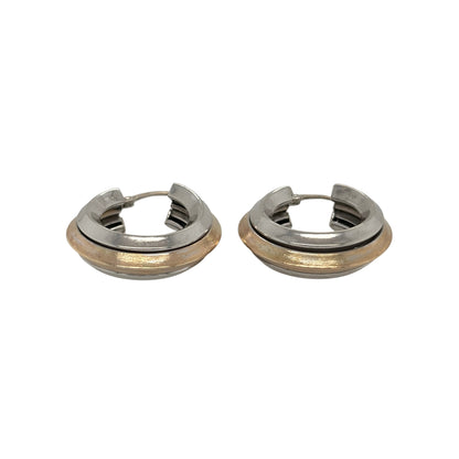 These pre-owned 9ct yellow and white gold brushed effect wide striped creole earrings are a distinctive two-tone design, featuring contrasting striped detailing.

Design: Featuring a wide creole shape with a brushed effect and striped detailing, these earrings combine yellow and white gold for a contrasting two-tone finish.
Material: Made from 9-carat yellow and white gold.
Earring Detail: Wide striped creole design with a brushed effect finish.
Size & Weight: Total weight 5.10 grams.