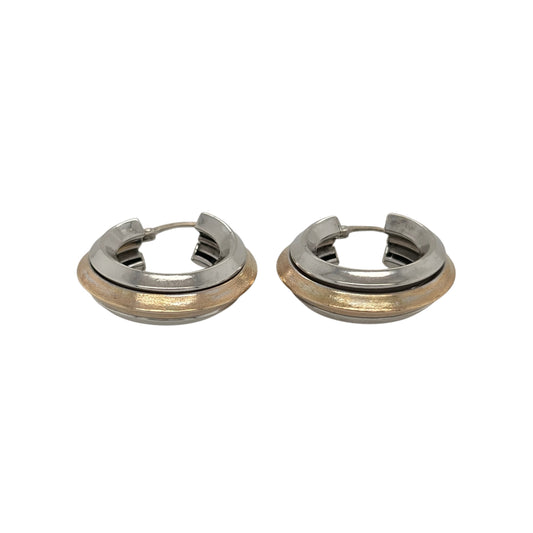These pre-owned 9ct yellow and white gold brushed effect wide striped creole earrings are a distinctive two-tone design, featuring contrasting striped detailing.

Design: Featuring a wide creole shape with a brushed effect and striped detailing, these earrings combine yellow and white gold for a contrasting two-tone finish.
Material: Made from 9-carat yellow and white gold.
Earring Detail: Wide striped creole design with a brushed effect finish.
Size & Weight: Total weight 5.10 grams.
