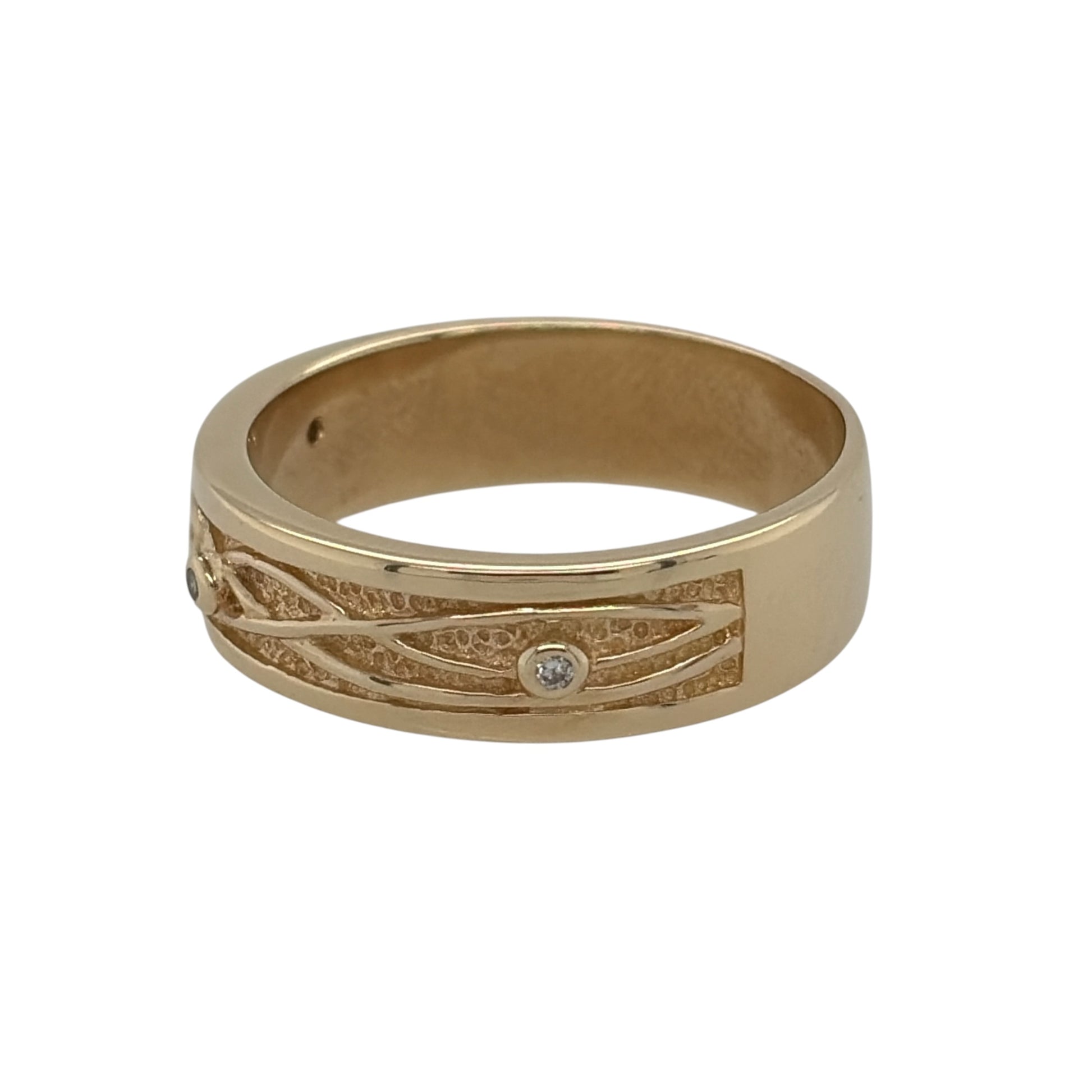 Add heritage style and subtle sparkle to your collection with this pre-owned 9ct yellow gold diamond set Clogau patterned band ring—a beautifully crafted piece with timeless character.

Design: This 6mm wide band features intricate Clogau-style patterning along the band, accented with delicate diamond detailing for an elegant touch of brilliance.
Material: Made from 9-carat yellow gold, the warm tone enhances the detailed design and offers a luxurious, traditional finish.