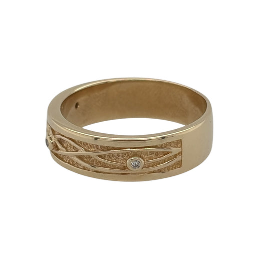 Add heritage style and subtle sparkle to your collection with this pre-owned 9ct yellow gold diamond set Clogau patterned band ring—a beautifully crafted piece with timeless character.

Design: This 6mm wide band features intricate Clogau-style patterning along the band, accented with delicate diamond detailing for an elegant touch of brilliance.
Material: Made from 9-carat yellow gold, the warm tone enhances the detailed design and offers a luxurious, traditional finish.
