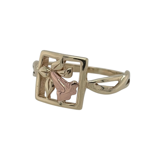 Bring Welsh heritage and graceful detail to your jewellery collection with this pre-owned 9ct yellow and rose gold Clogau daffodil ring — a beautifully symbolic piece inspired by the national flower of Wales.

Design: The front of the ring measures 10mm high and features a delicate daffodil motif, showcasing soft petal detailing and the signature Clogau styling.
Material: Made from 9ct yellow and rose gold, the warm tones highlight the floral design and add a distinctive two-tone touch.