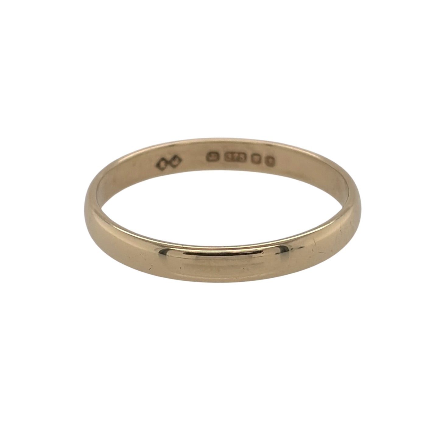 This pre-owned 9ct yellow gold wedding band ring is a timeless design, featuring a simple 2.5mm wide profile.

Design: Featuring a classic plain wedding band design, this ring has a simple and timeless finish in warm 9ct yellow gold.
Material: Made from 9-carat yellow gold.
Ring Detail: Band measures approximately 2.5mm wide.
Size & Weight: Ring size N. Total weight 1.40 grams.

A classic pre-owned 9ct yellow gold 2.5mm wedding band ring, perfect as a traditional wedding ring or simple everyday band.
