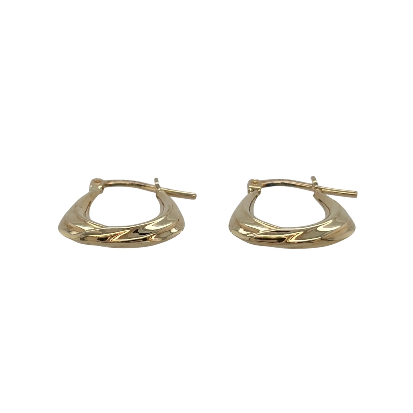 This pre-owned 9ct yellow gold twist-style handbag Creole earrings are a classic design, featuring decorative twisted detailing.

Design: Featuring a traditional handbag Creole shape with twist-style detailing, these earrings have a decorative finish in warm 9ct yellow gold.
Material: Made from 9-carat yellow gold.
Earring Detail: Handbag Creole design with twisted detailing throughout.
Size & Weight: Total combined weight 0.80 grams.