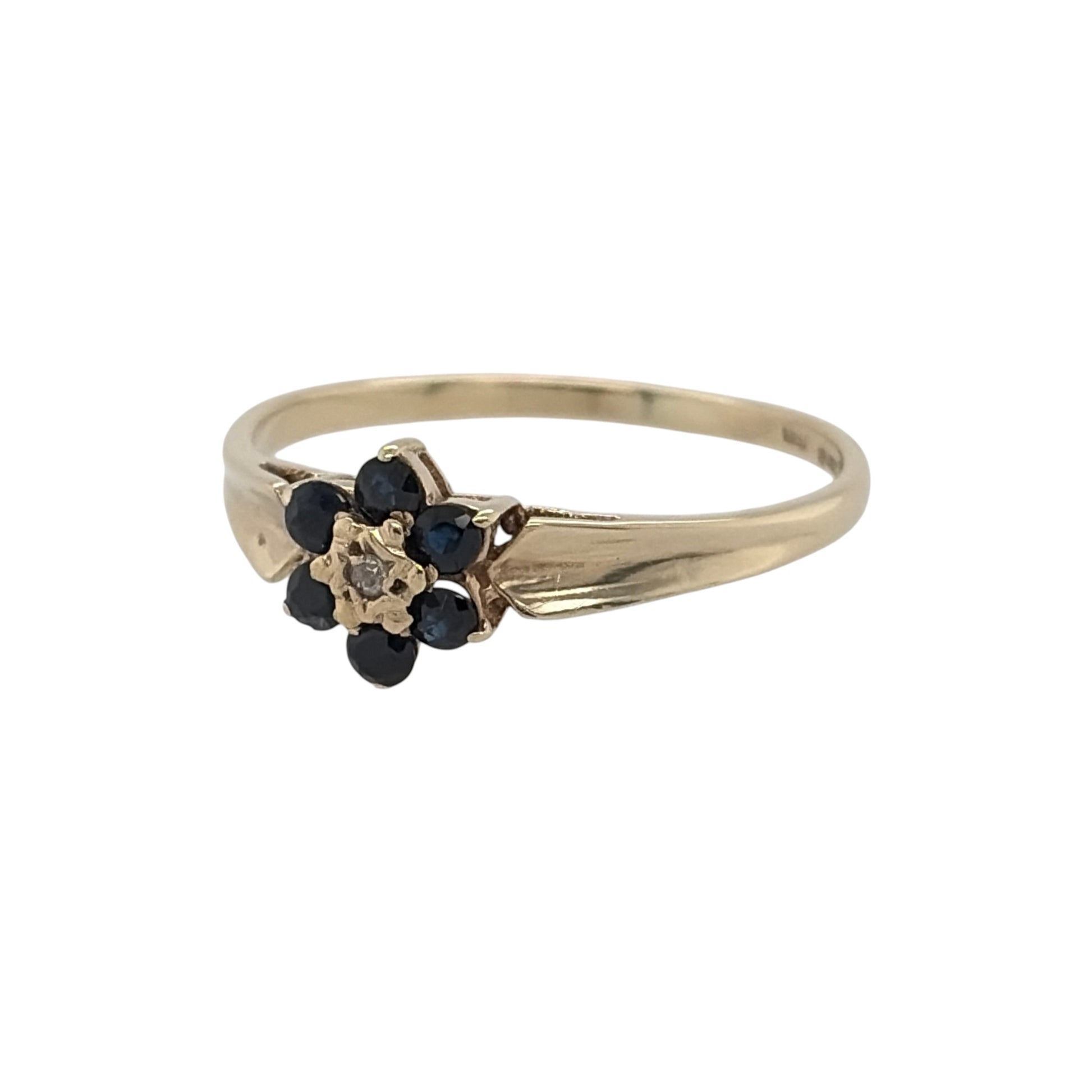 This pre-owned 9ct yellow gold diamond and sapphire flower cluster ring is a classic design, featuring sapphire and diamond detailing arranged in a floral-style cluster.

Design: Featuring a decorative flower-shaped cluster, this ring combines sapphire and diamond detailing in a traditional floral design finished in warm 9ct yellow gold.
Material: Made from 9-carat yellow gold.
Gemstone Detail: Set with sapphire and diamond detailing within the flower-shaped cluster.