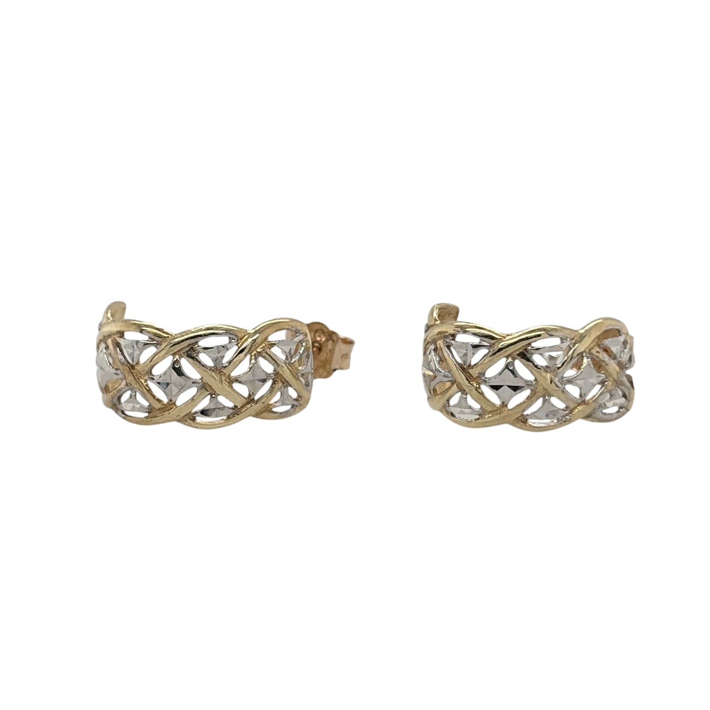 This pre-owned 9ct yellow and white gold open patterned curved hoop stud earrings are a distinctive two-tone design, featuring decorative open detailing.

Design: Featuring a curved hoop-style shape with an open patterned design, these stud earrings combine yellow and white gold for a contrasting two-tone finish.
Material: Made from 9-carat yellow and white gold.
Earring Detail: Curved hoop-style stud design with decorative open patterned detailing.
Size & Weight: Total combined weight 1.40 grams.