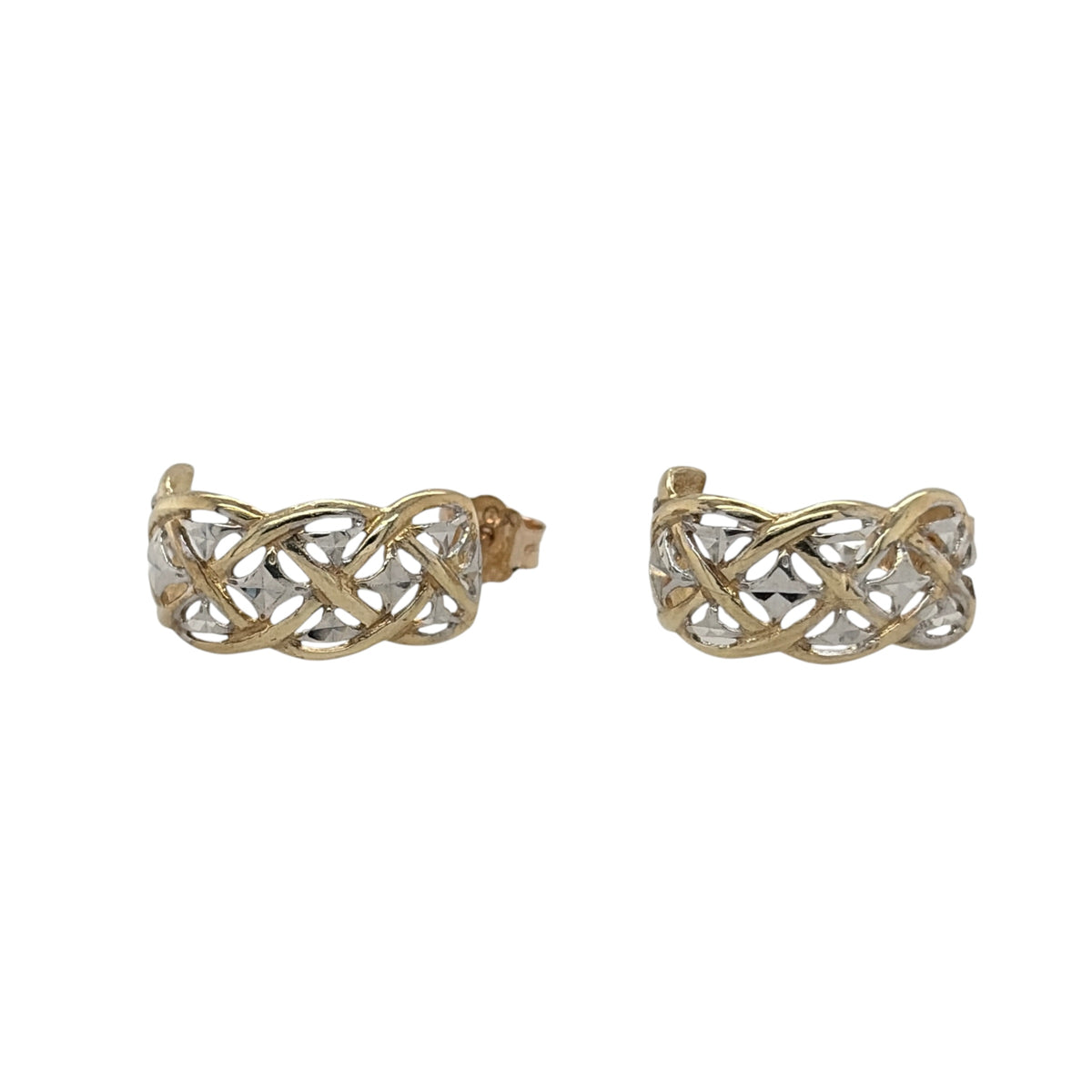 This pre-owned 9ct yellow and white gold open patterned curved hoop stud earrings are a distinctive two-tone design, featuring decorative open detailing.

Design: Featuring a curved hoop-style shape with an open patterned design, these stud earrings combine yellow and white gold for a contrasting two-tone finish.
Material: Made from 9-carat yellow and white gold.
Earring Detail: Curved hoop-style stud design with decorative open patterned detailing.
Size & Weight: Total combined weight 1.40 grams.