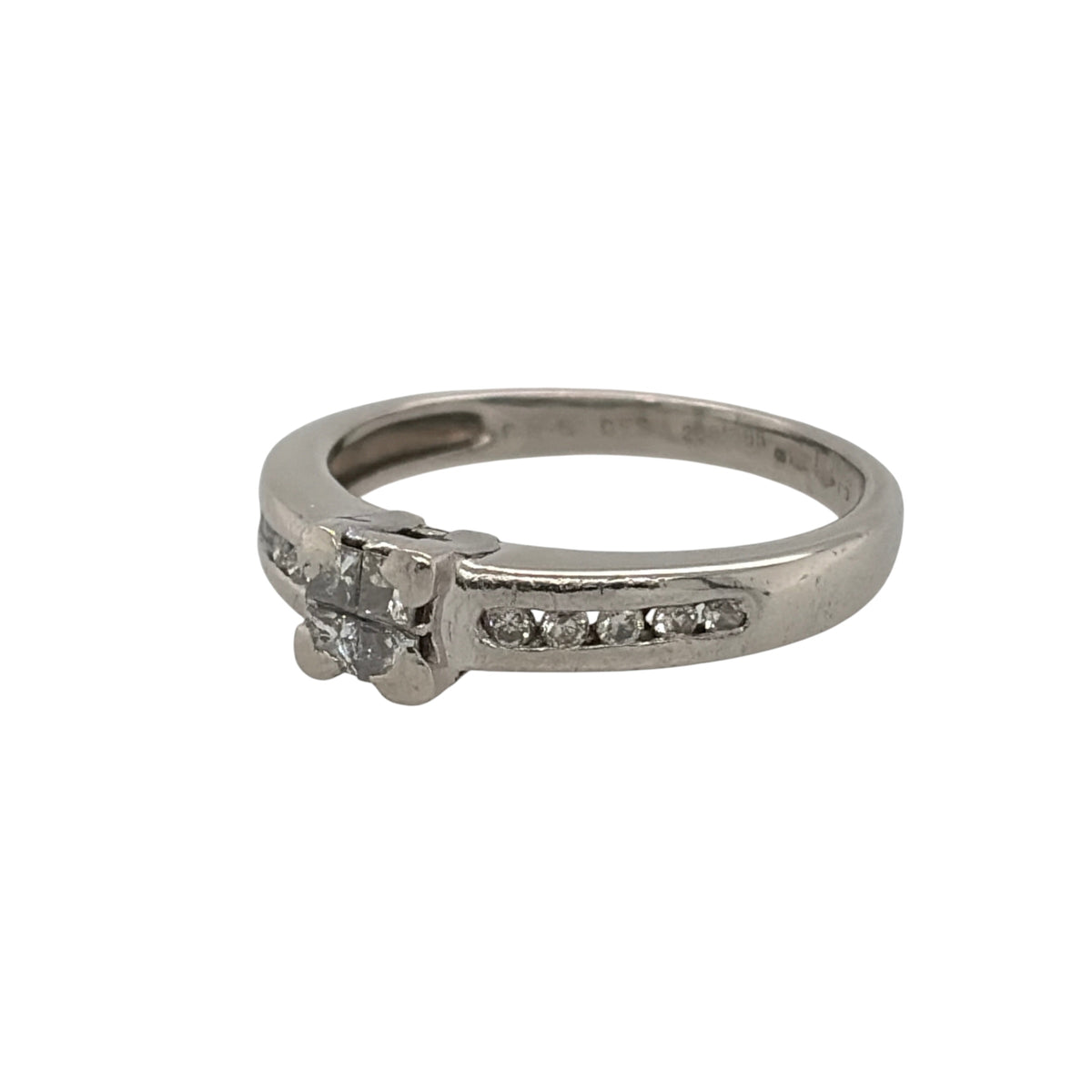 This pre-owned platinum diamond illusion solitaire ring is a striking design, featuring four princess cut diamonds set together to create the appearance of a larger centre stone.

Design: Featuring an illusion solitaire design, this ring has four princess cut diamonds closely set together at the centre, complemented by diamond-set shoulders.
Material: Made from platinum.