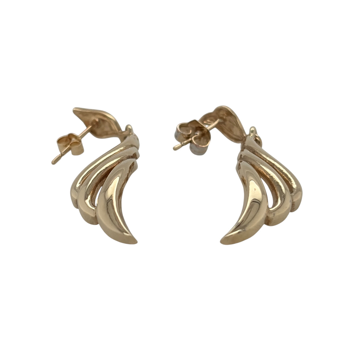 This pre-owned 9ct yellow gold three strand wave-style drop earrings are a distinctive design, featuring flowing strands that create a decorative drop effect.

Design: Featuring a three strand wave-style design, these earrings have a flowing curved profile finished in warm 9ct yellow gold.
Material: Made from 9-carat yellow gold.
Earring Detail: Drop earring design featuring three wave-style strands on each earring.
Size & Weight: Total combined weight 4.70 grams.