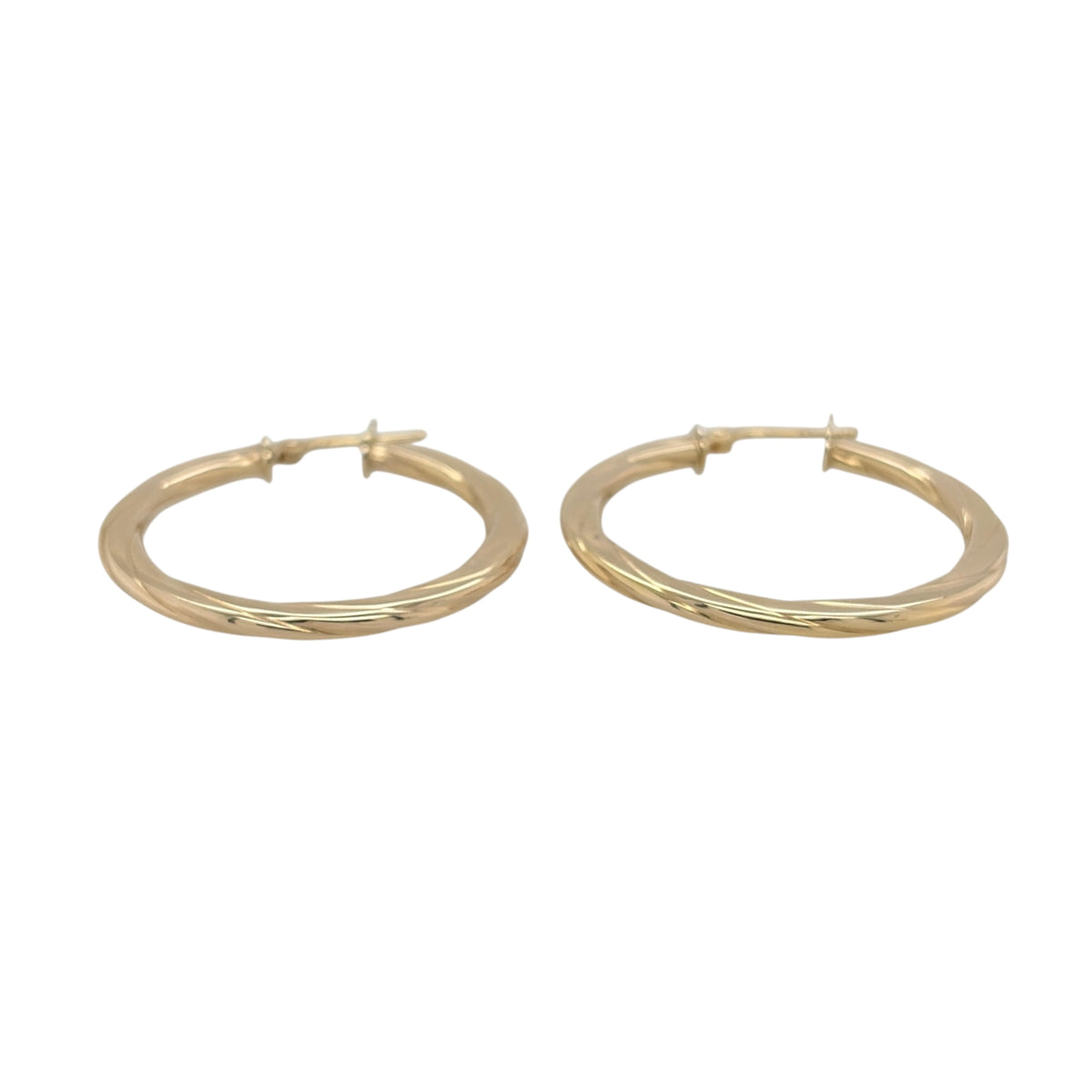 This pre-owned 9ct yellow gold twisted flat hoop Creole earrings are a classic design, featuring a flattened profile with decorative twisted detailing.

Design: Featuring a flat hoop Creole shape with a twisted design, these earrings have a distinctive textured appearance finished in warm 9ct yellow gold.
Material: Made from 9-carat yellow gold.
Earring Detail: Flat hoop Creole design featuring decorative twisted detailing.
Size & Weight: Total combined weight 2.50 grams.