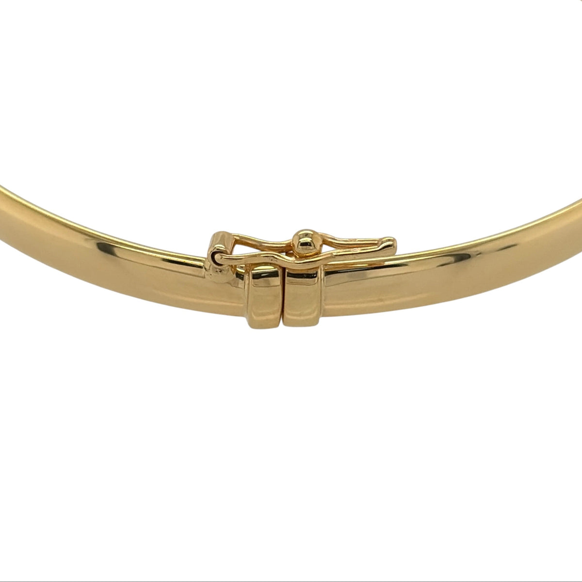 New 9ct Yellow Gold Plain Hinged Bangle with the weight 3.90 grams and diameter 6.5cm. The bangle width is approx 4mm