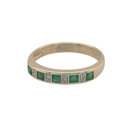 This pre-owned 9ct yellow gold diamond and emerald band ring is a classic gemstone design, featuring square emeralds with diamond detailing set between.

Design: Featuring a traditional gemstone band design, this ring has four square emeralds arranged across the front with diamonds set between in warm 9ct yellow gold.
Material: Made from 9-carat yellow gold.
Gemstone Detail: Set with four square emeralds measuring approximately 2mm by 2mm each, complemented by diamonds set between.