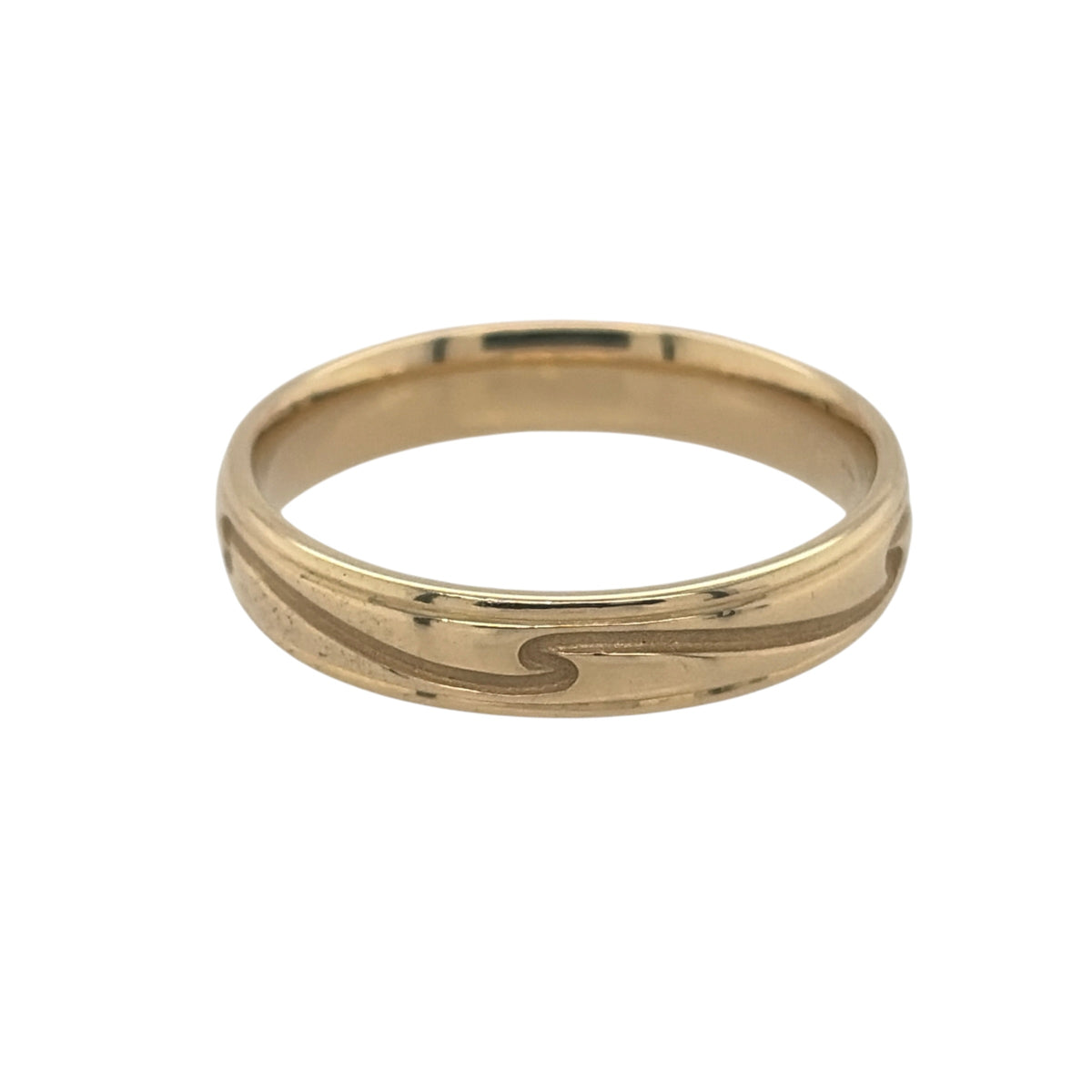 This pre-owned 18ct yellow gold wave detail band ring is a distinctive design, featuring flowing wave-style detailing around the band.

Design: Featuring a decorative wave-style design, this ring has a flowing patterned profile finished in warm 18ct yellow gold.
Material: Made from 18-carat yellow gold.
Ring Detail: Band measures approximately 4mm wide and features decorative wave detailing.
Size & Weight: Ring size O. Total weight 4.10 grams.