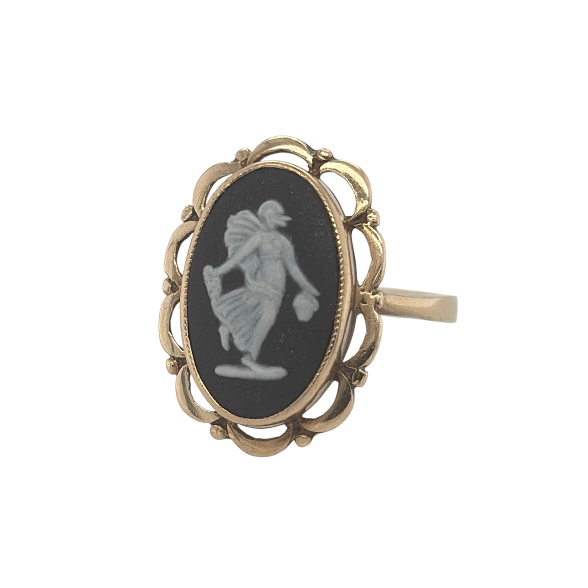This pre-owned 9ct yellow gold black and white cameo oval ring is a traditional design, featuring a contrasting cameo centrepiece.

Design: Featuring a classic oval cameo design, this ring showcases a black and white cameo set within warm 9ct yellow gold for a distinctive vintage-inspired appearance.
Material: Made from 9-carat yellow gold.
Gemstone Detail: Set with an oval black and white cameo measuring approximately 15mm by 10mm.