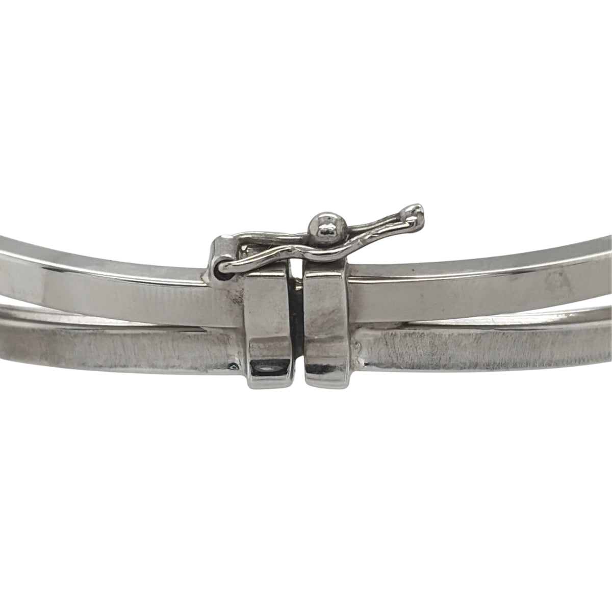 This pre-owned 9ct white gold crossover hinged bangle is a sleek and elegant design, featuring a curved crossover front with a polished finish.

Design: Featuring a stylish crossover design, this bangle has a smooth curved profile finished in polished 9ct white gold.
Material: Made from 9-carat white gold.
Bangle Detail: Hinged design for easier opening and closing, with a crossover detail across the front.
Size & Weight: Bangle measures approximately 6cm in diameter. Total weight 5.50 grams.