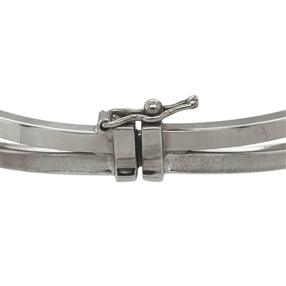 This pre-owned 9ct white gold crossover hinged bangle is a sleek and elegant design, featuring a curved crossover front with a polished finish.

Design: Featuring a stylish crossover design, this bangle has a smooth curved profile finished in polished 9ct white gold.
Material: Made from 9-carat white gold.
Bangle Detail: Hinged design for easier opening and closing, with a crossover detail across the front.
Size & Weight: Bangle measures approximately 6cm in diameter. Total weight 5.50 grams.