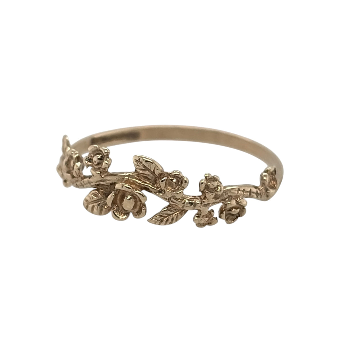 This pre-owned 9ct yellow gold flower and leaf band ring is a decorative design, featuring floral-inspired detailing around the band.

Design: Featuring a decorative flower and leaf pattern, this ring has a nature-inspired design finished in warm 9ct yellow gold.
Material: Made from 9-carat yellow gold.
Ring Detail: The band measures approximately 6mm wide and features flower and leaf detailing.
Size & Weight: Ring size O. Total weight 1 gram.