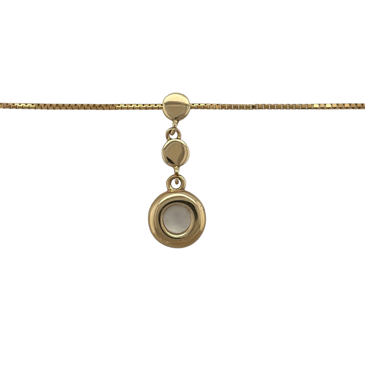 This pre-owned 9ct yellow gold mother of pearl pendant necklace is a classic design, featuring a round mother of pearl centrepiece on a box chain.

Design: Featuring a decorative pendant with a round mother of pearl centrepiece, this necklace is finished in warm 9ct yellow gold.
Material: Made from 9-carat yellow gold.
Gemstone Detail: Set with a round mother of pearl centrepiece measuring approximately 5mm in diameter.
Pendant Detail: The pendant measures approximately 2.3cm long including the bail.