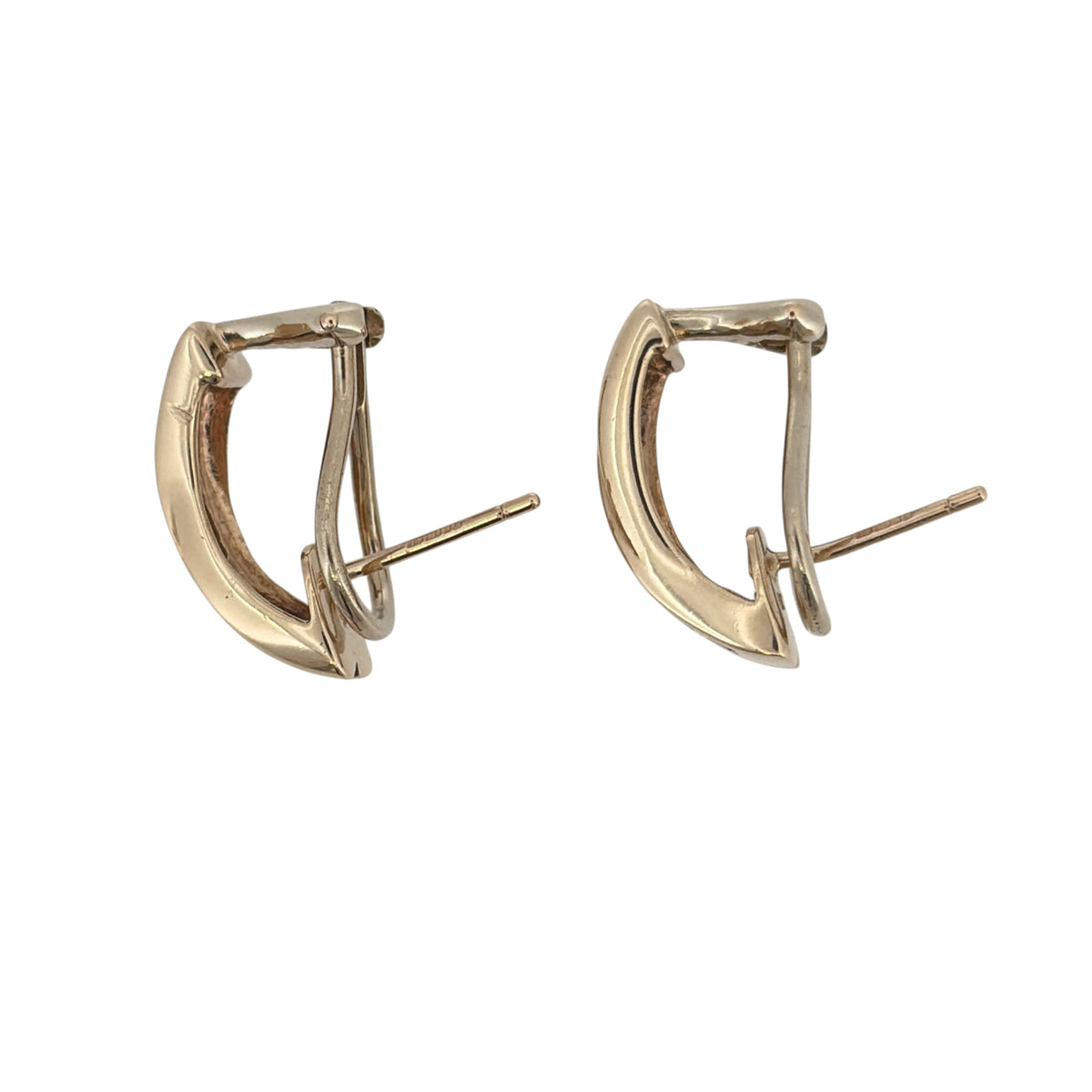 This pre-owned 9ct yellow gold diamond and sapphire crossover-style clip back earrings are a classic gemstone design, featuring contrasting sapphire and diamond detailing.

Design: Featuring a crossover-style design, these earrings combine sapphire and diamond detailing in warm 9ct yellow gold.
Material: Made from 9-carat yellow gold.
Gemstone Detail: Set with sapphires and diamonds within the crossover design.
Earring Detail: Finished with clip back fittings and measuring approximately 18mm long.