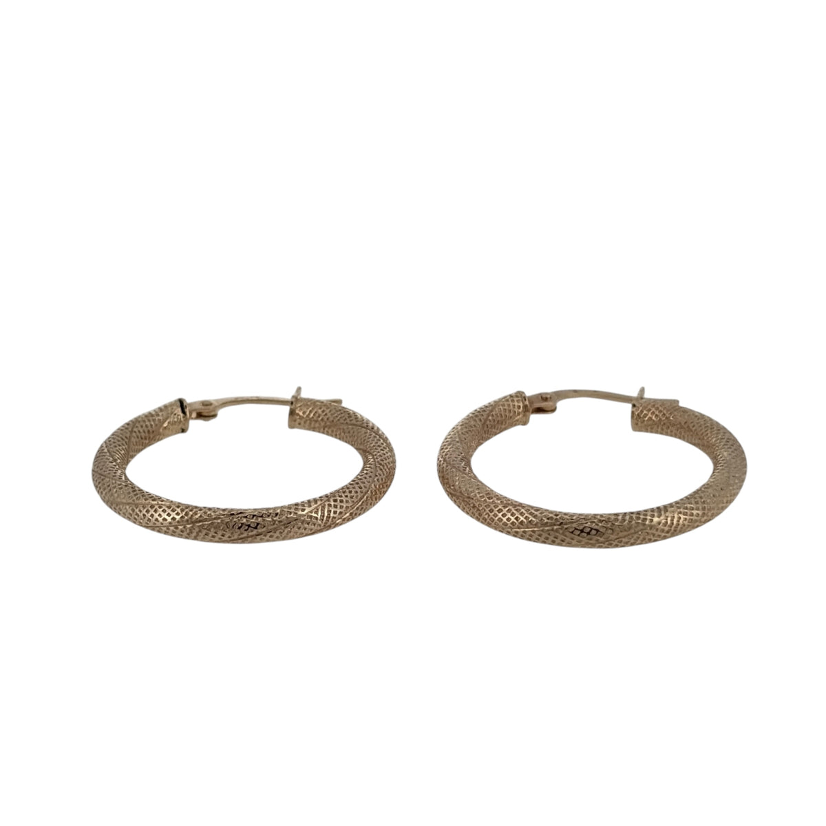 This pre-owned 9ct yellow gold textured twist hoop creole earrings are a decorative design, featuring a twisted profile with textured detailing.
Design: Featuring a twisted hoop design with a textured finish, these creole earrings have a decorative profile finished in warm 9ct yellow gold.
Material: Made from 9-carat yellow gold.
Earring Detail: Each hoop measures approximately 25mm in diameter.