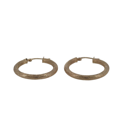 This pre-owned 9ct yellow gold textured twist hoop creole earrings are a decorative design, featuring a twisted profile with textured detailing.
Design: Featuring a twisted hoop design with a textured finish, these creole earrings have a decorative profile finished in warm 9ct yellow gold.
Material: Made from 9-carat yellow gold.
Earring Detail: Each hoop measures approximately 25mm in diameter.