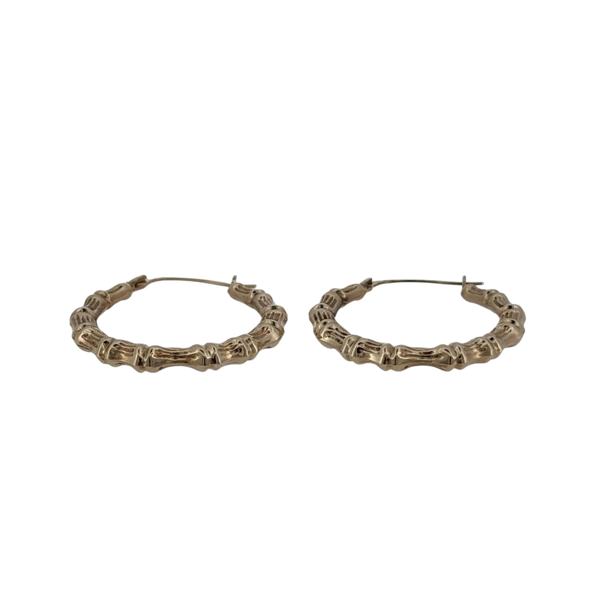 This pre-owned 9ct yellow gold bamboo hoop creole earrings are a distinctive design, featuring bamboo-inspired detailing around the hoops.
Design: Featuring a bamboo-style design, these hoop creole earrings have a decorative segmented profile finished in warm 9ct yellow gold.
Material: Made from 9-carat yellow gold.
Earring Detail: Each hoop measures approximately 22mm in diameter.
Size & Weight: Total weight 0.80 grams.