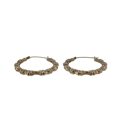 This pre-owned 9ct yellow gold bamboo hoop creole earrings are a distinctive design, featuring bamboo-inspired detailing around the hoops.
Design: Featuring a bamboo-style design, these hoop creole earrings have a decorative segmented profile finished in warm 9ct yellow gold.
Material: Made from 9-carat yellow gold.
Earring Detail: Each hoop measures approximately 22mm in diameter.
Size & Weight: Total weight 0.80 grams.