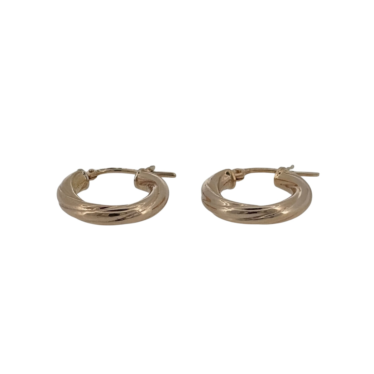 This pre-owned 9ct yellow gold twisted hoop creole earrings are a classic design, featuring a decorative twisted profile with a warm yellow gold finish.
Design: Featuring a twisted hoop design, these creole earrings have a decorative profile finished in warm 9ct yellow gold.
Material: Made from 9-carat yellow gold.
Earring Detail: Each hoop measures approximately 16mm in diameter.
Size & Weight: Total weight 0.90 grams.