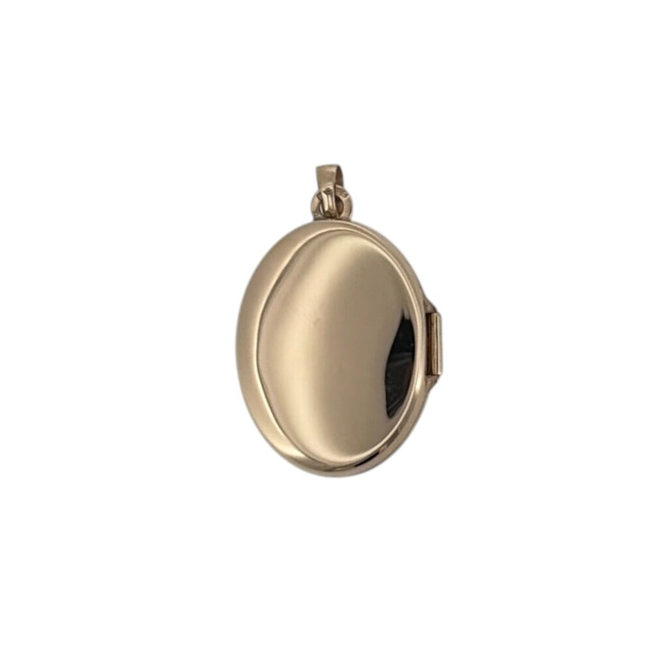 This pre-owned 9ct yellow gold patterned oval locket is a classic design, featuring decorative detailing across its traditional oval shape.
Design: Featuring a traditional oval locket design with patterned detailing, this piece is finished in warm 9ct yellow gold.
Material: Made from 9-carat yellow gold.
Locket Detail: The locket measures approximately 20mm by 15mm, with a bail measuring approximately 4mm by 2mm.
Size & Weight: Total weight 1.90 grams.