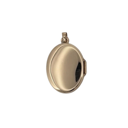 This pre-owned 9ct yellow gold patterned oval locket is a classic design, featuring decorative detailing across its traditional oval shape.
Design: Featuring a traditional oval locket design with patterned detailing, this piece is finished in warm 9ct yellow gold.
Material: Made from 9-carat yellow gold.
Locket Detail: The locket measures approximately 20mm by 15mm, with a bail measuring approximately 4mm by 2mm.
Size & Weight: Total weight 1.90 grams.