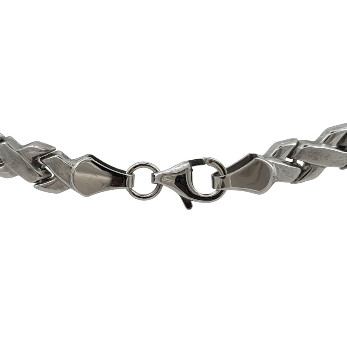 This pre-owned 9ct white gold brushed effect kiss link bracelet is a distinctive design, featuring decorative kiss-shaped links with a textured finish.
Design: Featuring a kiss link design, this bracelet has a brushed effect finish that adds texture to the polished 9ct white gold.
Material: Made from 9-carat white gold.
Bracelet Detail: The kiss-style links measure approximately 5mm wide.
Size & Weight: Bracelet measures approximately 7.5 inches long. Total weight 3.90 grams.