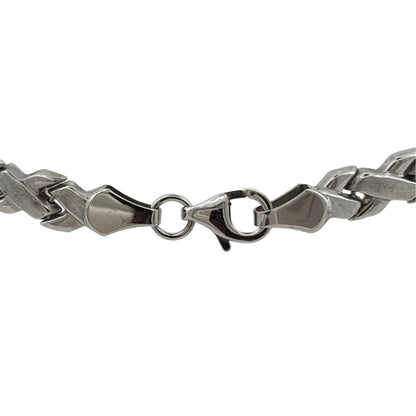 This pre-owned 9ct white gold brushed effect kiss link bracelet is a distinctive design, featuring decorative kiss-shaped links with a textured finish.
Design: Featuring a kiss link design, this bracelet has a brushed effect finish that adds texture to the polished 9ct white gold.
Material: Made from 9-carat white gold.
Bracelet Detail: The kiss-style links measure approximately 5mm wide.
Size & Weight: Bracelet measures approximately 7.5 inches long. Total weight 3.90 grams.