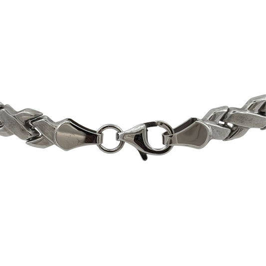 This pre-owned 9ct white gold brushed effect kiss link bracelet is a distinctive design, featuring decorative kiss-shaped links with a textured finish.
Design: Featuring a kiss link design, this bracelet has a brushed effect finish that adds texture to the polished 9ct white gold.
Material: Made from 9-carat white gold.
Bracelet Detail: The kiss-style links measure approximately 5mm wide.
Size & Weight: Bracelet measures approximately 7.5 inches long. Total weight 3.90 grams.