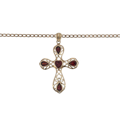 This pre-owned 9ct yellow gold garnet set patterned cross pendant necklace is a traditional design, featuring decorative detailing with garnet accents.
Design: Featuring a patterned cross design set with garnets, this pendant has decorative detailing throughout and is finished in warm 9ct yellow gold.
Material: Made from 9-carat yellow gold.
Gemstone Detail: Set with garnet stones within the patterned cross design.