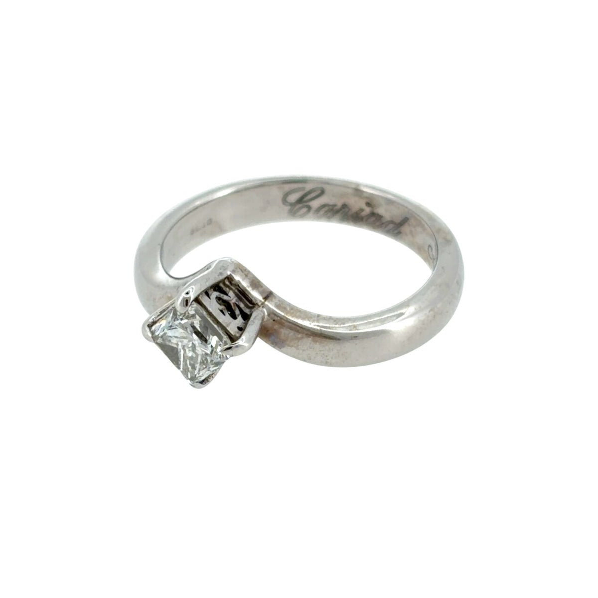 This pre-owned 9ct white gold Clogau Cariad wishbone ring is an elegant design, featuring a princess cut diamond within a distinctive curved setting.

Design: Featuring Clogau’s Cariad wishbone design, this ring has a flowing curved profile with a princess cut diamond as the centrepiece, finished in polished 9ct white gold.
Material: Made from 9-carat white gold.
Gemstone Detail: Set with a princess cut diamond weighing approximately 0.39ct, with an approximate clarity of VS–SI.