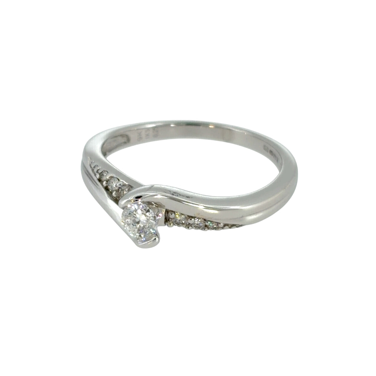 This pre-owned 9ct white gold diamond twist solitaire ring is a classic design, featuring a central diamond with a flowing twist setting and diamond-set shoulders.
Design: Featuring a twist solitaire design, this ring showcases a central diamond within a curved setting, complemented by diamond detailing along the shoulders.
Material: Made from 9-carat white gold.
Gemstone Detail: Set with a central diamond, with additional diamonds set along the shoulders of the ring.