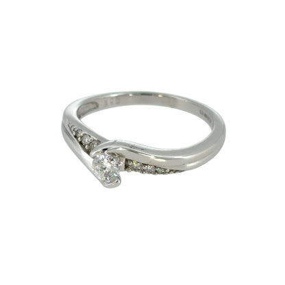 This pre-owned 9ct white gold diamond twist solitaire ring is a classic design, featuring a central diamond with a flowing twist setting and diamond-set shoulders.
Design: Featuring a twist solitaire design, this ring showcases a central diamond within a curved setting, complemented by diamond detailing along the shoulders.
Material: Made from 9-carat white gold.
Gemstone Detail: Set with a central diamond, with additional diamonds set along the shoulders of the ring.